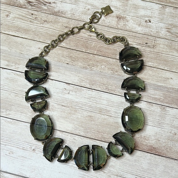 BCBG Elegant Green Acrylic Necklace - Picture 1 of 3